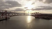 Die schottische Forth Bridge gewährt gleich auf zwei Gleisen die Überquerung des gleichnamigen Flusses.