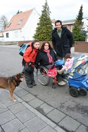 Willi ist bei Manuela zum Frühstück eingeladen. Obwohl sie seit einem Arbeitsunfall im Rollstuhl sitzt, schmeißt sie den Haushalt ganz alleine. Ihre Kinder Maurice und Sina sowie Hund Peso halten sie dabei ganz schön auf Trab.