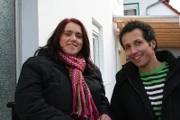Willi ist zum Frühstück bei Manuela eingeladen ist. Obwohl sie seit einem Arbeitsunfall im Rollstuhl sitzt, schmeißt sie den Haushalt ganz alleine.