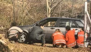 Der italienische Ermittler Alexander Zelger bei einem Einsatz: Er und die Notärzte gehen hinter einem Auto in Deckung, während auf sie geschossen wird.