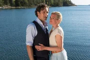 Saga (Nele Kiper) und Lars (Alexander Gier) fühlen sich sehr zueinander hingezogen.