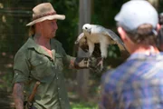 Damien spricht mit dem Vogelpfleger