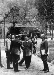 Adolf Hitler begrüßt General Karl Bodenschatz (Mitte, mit dem Rücken zur Kamera), den Verbindungsoffizier von Hermann Göhring im Führerhauptquartier.