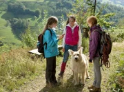 Die Mädchen auf ihrer Bergtour. Greta (Enya Elstner, li.), Celine (Zora Achtnich, re.) und Chiara (Anouk Bödeker, hinten).