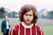 Er prägte mehr als ein Jahrzehnt lang das Spiel von Bayern München, von Real Madrid sowie der deutschen Fußball-Nationalmannschaft und sorgte oftmals auch abseits des Platzes für Kontroversen: Paul Breitner.