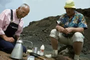 Ende gut, alles gut. Genüsslich frühstücken Peter (Peter Lustig, l.) und der Nachbar (Helmut Krauss, r.).