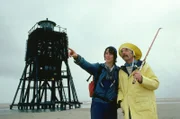 Ein Naturschützer (Cornelius Hemmer, l.) führt Peter (Peter Lustig, r.) zu seinem Boot zurück und zeigt ihm das Leben in dem nur scheinbar toten Wattenmeer.