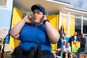 Auf dem Protest für das Community Center hätte Diane (Jessica Gunning, l.) besser die Finger von den Brownies gelassen.