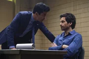 Während Harris (Ian Anthony Dale, l.) davon überzeugt ist, dass Darius (Santiago Cabrera, r.) für den Angriff auf NASA verantwortlich ist, wachsen auch in Liam Zweifel an dem Milliardär ...