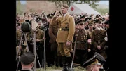 Hitler in Frankfurt am Main hält am 2. Oktober 1933 eine Rede vor einer Menge von Arbeitern und hochrangigen Nazi-Funktionären.