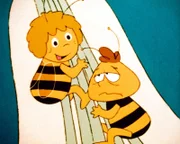 Maja und Willi haben einen rettenden Grashalm gefunden, an dem sie sich vor dem Sturm in Sicherheit bringen.