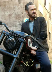 In seiner Heimatstadt Rom kommt Rocco Schiavone (Marco Giallini) am besten mit dem Motorrad durch den dichten Verkehr.