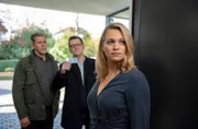 Besuch der Mordkommission: Die Ermittler Finn (Sven Martinek, l.) und Lars (Ingo Naujoks, 2.v.l.) wollen Charlotta Dellbrück (Julie Engelbrecht, r.) ein paar unangenehme Fragen stellen.