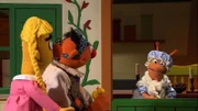 Bert und Ernie bei der von Finchen gespielten Frau Holle.