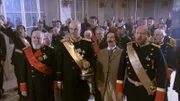 Der preußische Ministerpräsident Otto von Bismarck bei der Ausrufung des deutschen Kaiserreichs. Er eint die Deutschen in einem Staat.