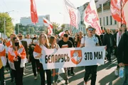 Die Menschen in Belarus demonstrieren für ein Belarus ohne Lukaschenko – mit der rot-weißen Flagge.
