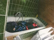 Die Kriminaltechniker finden in einer Wohnung in Unna eine Badewanne, die bis oben hin mit Kleidungsstücken gefüllt ist. Als die Spurensicherung die Kleidung entfernt, findet sie darunter eine stark verweste weibliche Leiche.