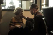 Gereon Rath (Volker Bruch) tröstet Charlotte Ritter (Liv Lisa Fries)