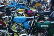 Die Simson-Mopeds aus der DDR sind auch heute noch heiß begehrt bei vielen Jugendlichen in Ostdeutschland.