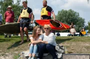 Kanupolo-Turnier: Nele Fehrenbach (Floriane Daniel, r.) und ihre Tochter Johanna (Sofie Eifertinger, l.) wollen Paul Schott anfeuern. Doch dann nimmt das Turnier einen tragischen Verlauf.