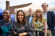 Christian (Gamba Cole, l.), Rani (Rhianne Barreto, 2.v.l.), John (Darren Boyd, M.), Lady Gabby (Eleanor Tomlinson, 2.v.r.) und Greg (Stephen Merchant, r.) verfolgen auf der Einweihungsfeier für das Community Center ihre eigenen Pläne.