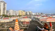 Der albanische Badeort Shëngjin an der Adriaküste:  Bettenbunker an Bettenbunker.