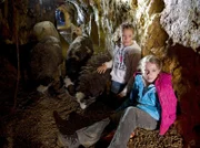 Greta (Enya Elstner, vorne) und Chiara (Anouk Bödeker, hinten) landen bei ihrer Bergtour in einem unheimlichen stillgelegten Bergwerk.