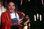 Der Burgführer hat das Burgtor verschlossen, so dass Peter (Peter Lustig) die Nacht allein auf der Burg verbringen muss. Er macht es sich in der Burgküche gemütlich und nutzt die Zeit für "ritterliche Studien".
