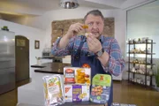 Chicken Nuggets, der panierte Fast Food Klassiker: Die meisten Hersteller werben mit hochwertigem Fleisch aus der Hühnerbrust. Sebastian Lege zeigt jedoch, wie sehr das Fleisch behandelt wird, bis am Ende stets identische Nuggets entstehen.