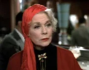 Die Kriminalschriftstellerin Lady Abigail Austin (June Havoc) ist Passagierin an Bord des Luxusliners "Queen Mary'.