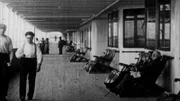 Das Promenadendeck der ersten Klasse der Titanic an Backbord