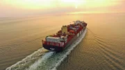 Noch vor Sonnenuntergang verlässt die MSC Oscar den Hafen von Ningbo.