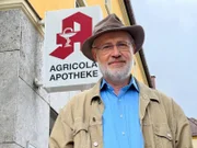 Harald Lesch auf der Suche nach den Strategien der Pharmariesen: Warum fehlen in den letzten Jahren immer mal wieder dringend benötigte Medikamente zur Therapie von Krebs- oder HIV-Erkrankungen? Aber auch Fiebersaft und Antibiotika sind für Patienten teilweise einfach nicht in den Apotheken zu bekommen. Wie kann das sein?