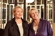 Nele (Floriane Daniel, l.) und ihre Mutter Mechthild (Diana Körner, r.) genießen gemeinsam den Sommerabend.
