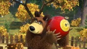 Der Bär hält sein Ohr an den Staubsauger.