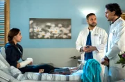 Vor der jungen Patientin Kaja Baldin (Rona Özkan, l.) macht Matteo (Mike Adler, M.) Noah Mattes (Christian Martin Schäfer, r.) klar, wer im Klinikum das Sagen hat.