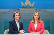 Michaela Kolster (ZDF) PHOENIX-Programmgeschäftsführerin (l.) und Eva Lindenau (WDR) PHOENIX-Programmgeschäftsführerin (r.) im „unter den linden“ Studio.