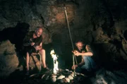 Um seinem Nachbarn zu beweisen, dass es auch ohne die Errungenschaften der Zivilisation geht, will Peter (Peter Lustig Bauwagen) drei Tage wie ein Steinzeitmensch in der Wildnis leben.