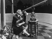 Mit seinem Fernrohr sieht Galileo Galilei vier helle Objekte, die den Jupiter umkreisen. Damit stellt Galileo alles in Frage: Warum umkreisen sie nicht die Erde? Ist sie nicht das Zentrum des Universums?