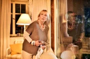 Mechthild (Diana Körner) zögert nicht, ihre Familie zu schützen und greift zur Pistole.