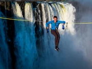 "Terra X"-Moderator Uli Kunz an den Viktoriafällen. Mit einer maximalen Fallhöhe von 108 Metern sind sie einer der größten Wasserfälle der Welt.