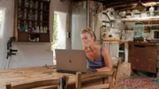 Die fortschreitende Parkinson-Krankheit holt Pamela immer wieder ein.