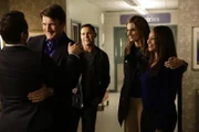 Ryan (Seamus Dever, l.) überbringt Castle (Nathan Fillion, 2.v.l.), Esposito (Jon Huertas, M.), Beckett (Stana Katic, 2.v.r.) und Lanie (Tamala Jones, r.) eine tolle Neuigkeit ...