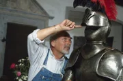 Weil der Burgführer das Burgtor verschlossen hat, muss Peter (Peter Lustig) eine Nacht allein auf der Burg verbringen. Doch ein aufkommendes Gewitter und seltsame Geräusche lassen ihn nicht zur Ruhe kommen. Peter geht dem Klirren und Rasseln auf die Spur.