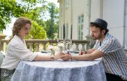 Charlie (Jonas Minthe) will Lena (Magdalena Höfner) zwar bei ihrem Rettungsplan für das Hotel helfen, doch leider ist er in Sachen Romantik völlig unterbelichtet und braucht darin dringend Nachhilfeunterricht.