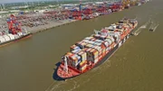 Um in kleinere Häfen einlaufen zu können, ist das riesige Containerschiff auf die Unterstützung durch Schlepper angewiesen.
