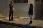 Jimmy (Chris Geere, l.); Gretchen (Aya Cash, r.)