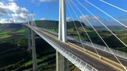 Das Viadukt erstreckt sich über das südfranzösische Tarntal und ermöglicht tausenden Fahrzeugen täglich dessen Überquerung.