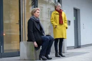 Unter Schock: Frau Küppers (Saskia Fischer, l.) hat gerade die Arztpraxis mit einer Krebsdiagnose verlassen. Monika Böckhold (Eva Kryll, r.) kennt das Gefühl der Verzweiflung, sie hat es selbst erlebt.