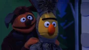 Ernie und Bert als „Bremer Stadtmusikanten“.